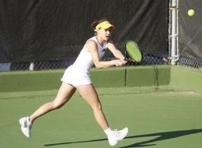 Women's tennis sweeps Mississippi rivals