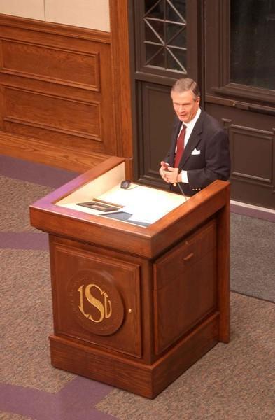 Sen. John Breaux speaks at Manship School