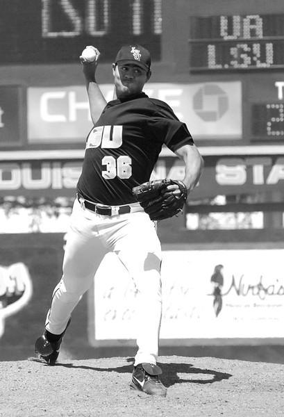 Baseball team takes two of three from Hogs