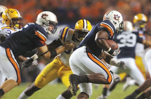 Auburn junior running back Ben Tate carries the ball during LSU&#8217;s Sept. 20 game against Auburn. Auburn fired its offensive coordinator Wednesday.