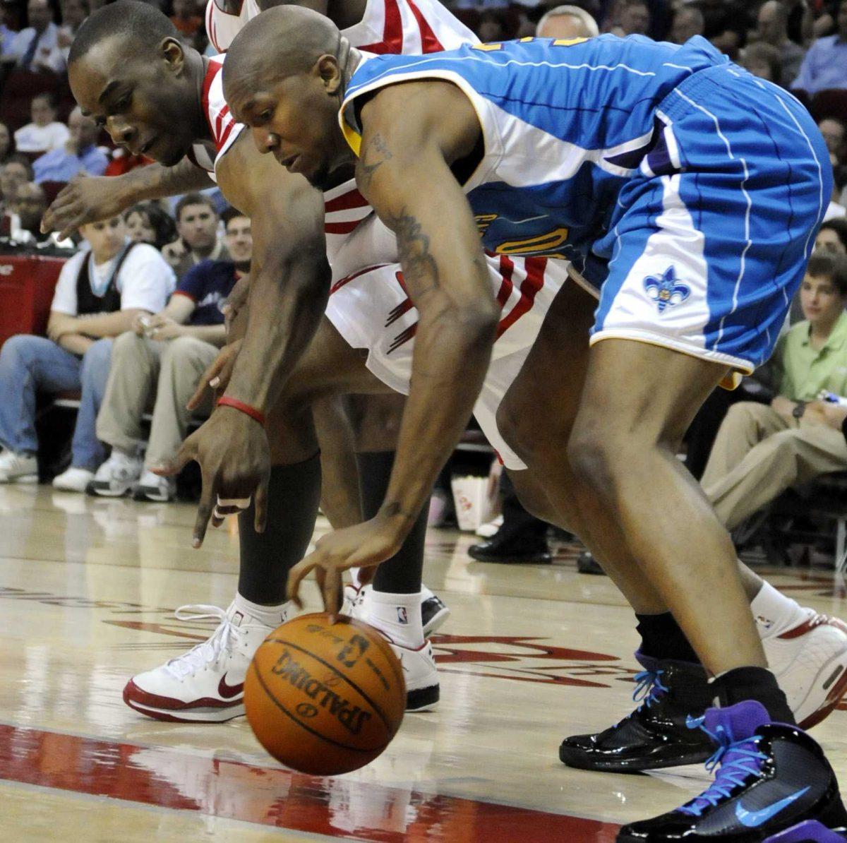 Houston Rockets&#8217; guard Carl Landry, left, and New Orleans Hornets&#8217; David West try to get control of