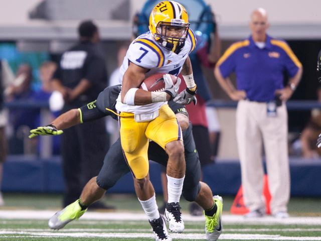 Tyrann Mathieu (7) returns the ball after a punt from Oregon in the game at Cowboys stadium.