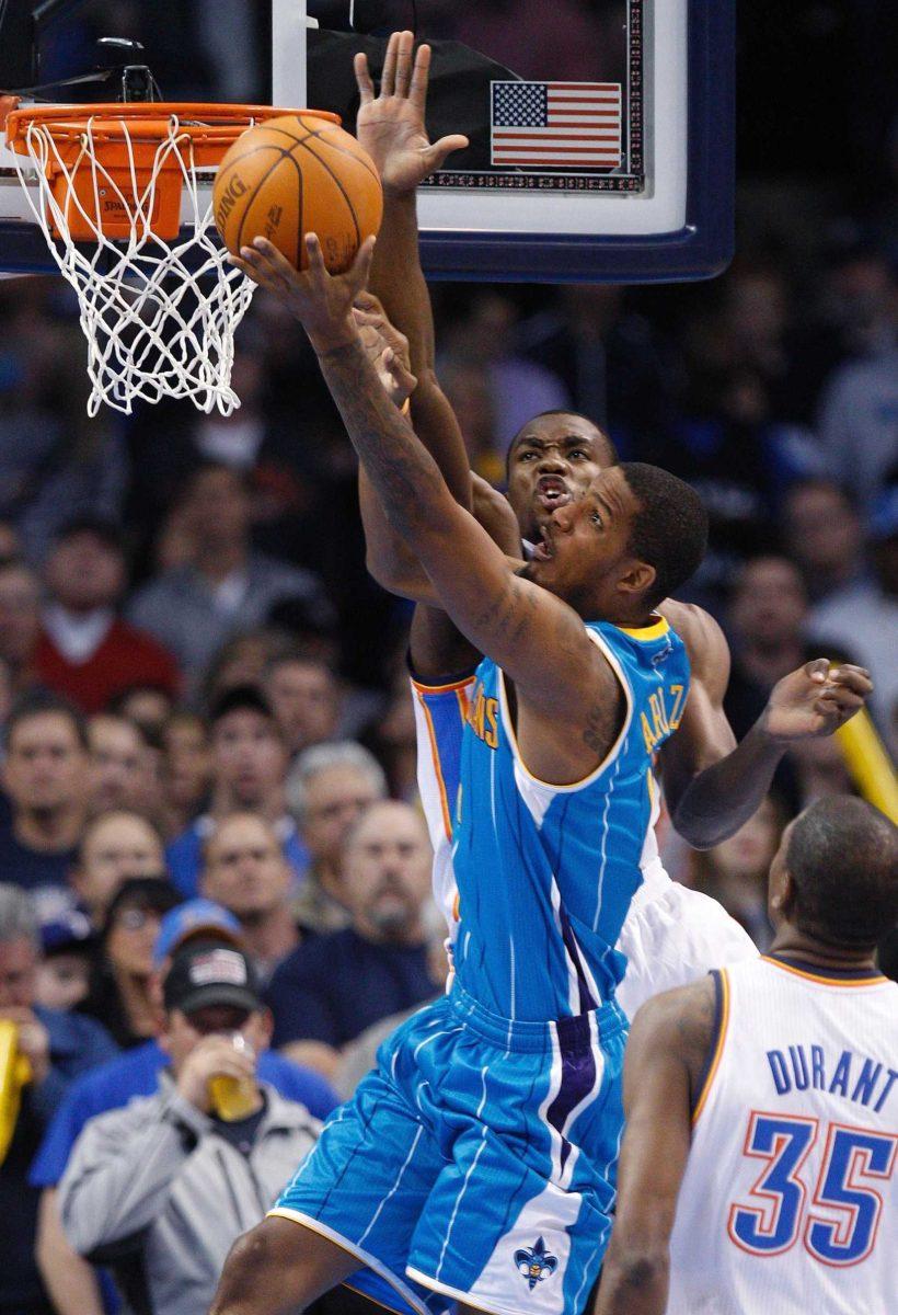 New Orleans Hornets forward Trevor Ariza, center, goes up for a shot between Oklahoma City Thunder forward Serge Ibaka, left, and forward Kevin Durant (35) on Wednesday during the Hornets 101-91 loss to the Thunder.