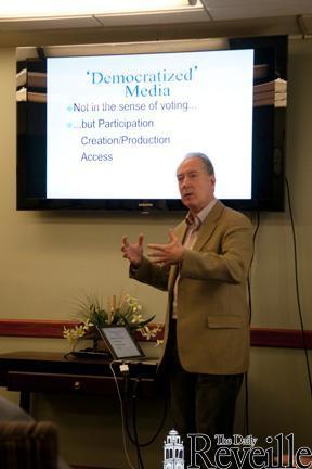 Dan Gillmor, director of the Knight Center for Digital Media Entrepreneurship at Arizona State University, discusses the importance of online media Wednesday at Hodges Hall.