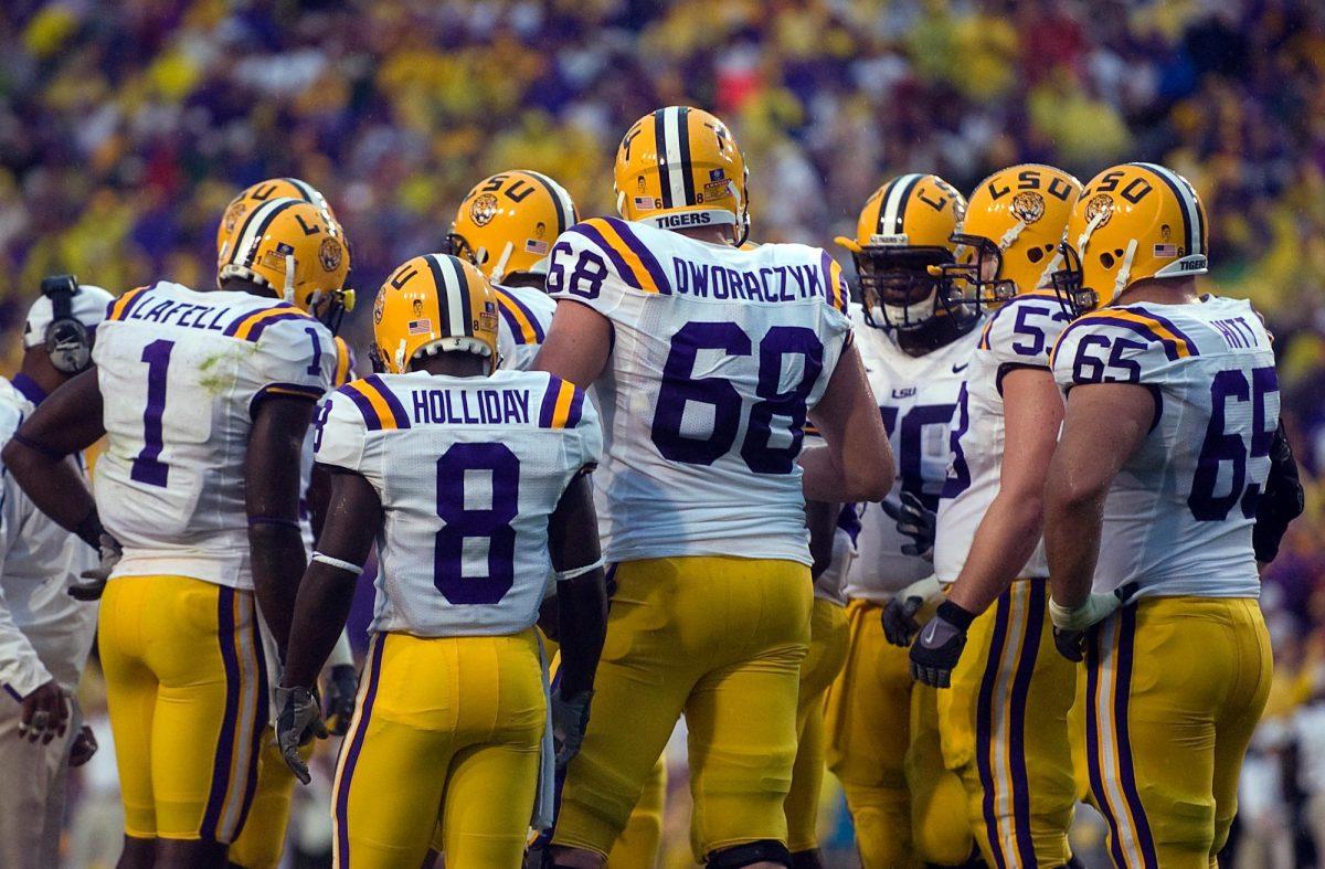 LSU offensive guard Josh Dworaczyk (68) huddles with the Tigers&#8217; offensive line Sept. 12, 2009, during the first quarter of the game against Vanderbilt in Tiger Stadium.