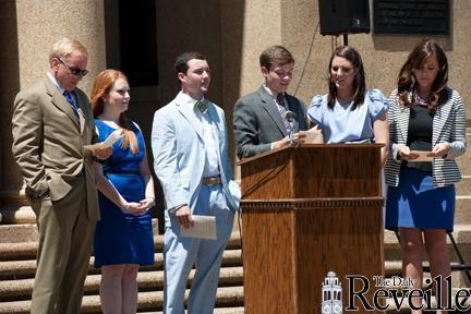 Former SG president and vice president swear in newly-elected Taylor Cox and Carrie Hebert.