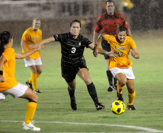 Soccer: North Carolina State, goalie shut down LSU, 2-1