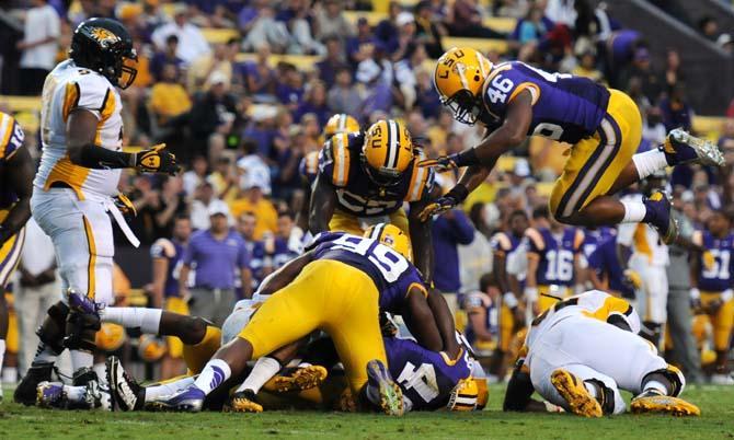 Sloppy LSU trudges past Towson, 38-22