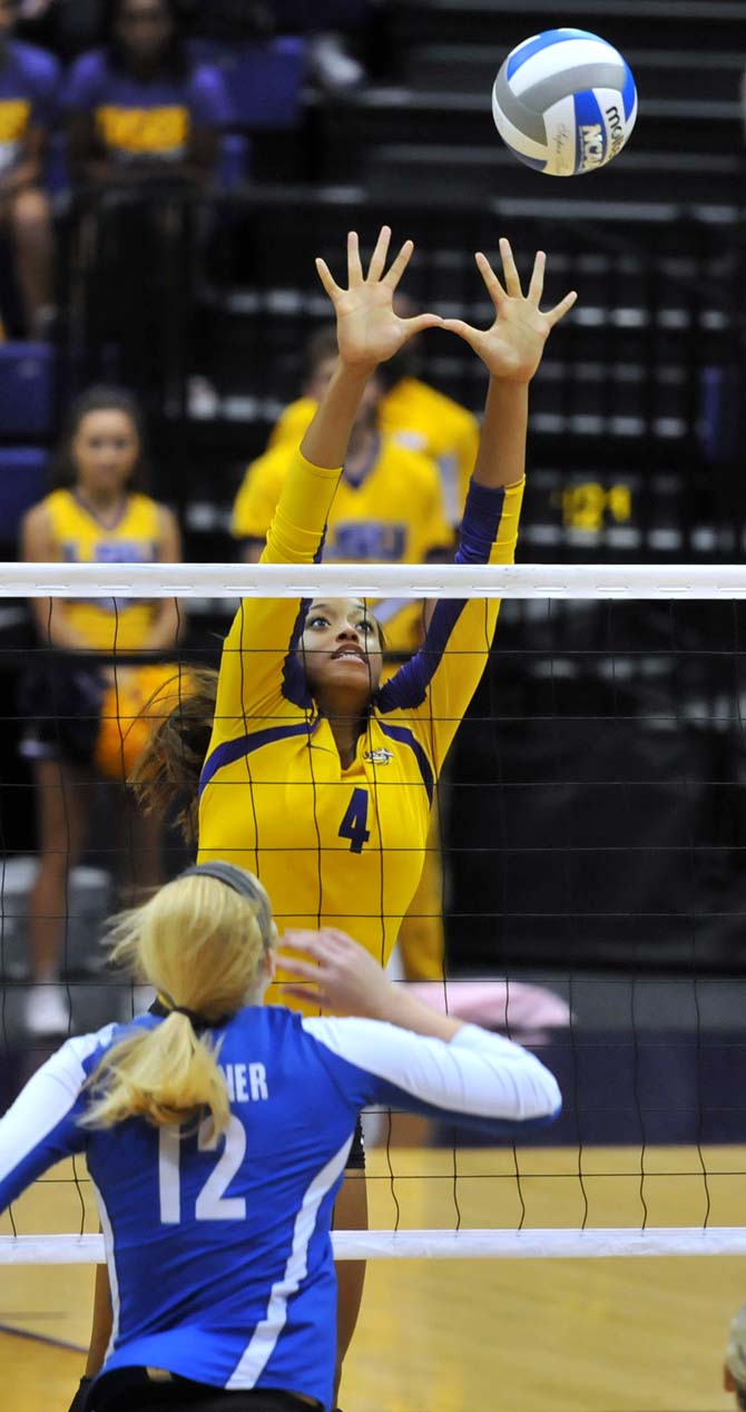 Volleyball: LSU ends weekend with split record