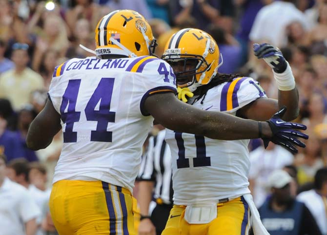 Football: LSU dominates Washington Huskies, 41-3