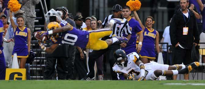 Sloppy LSU trudges past Towson, 38-22