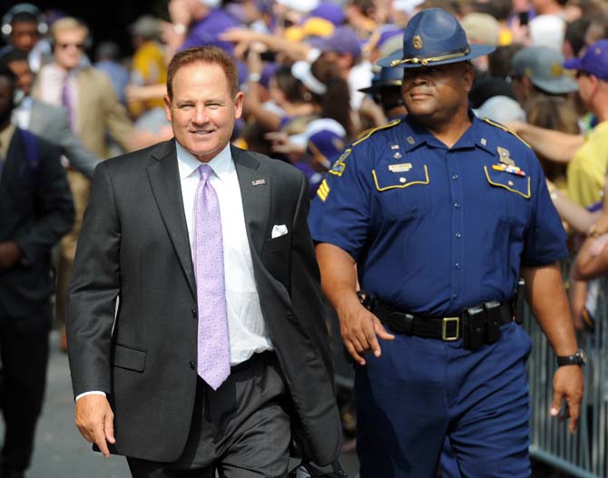 Football: LSU dominates Washington Huskies, 41-3