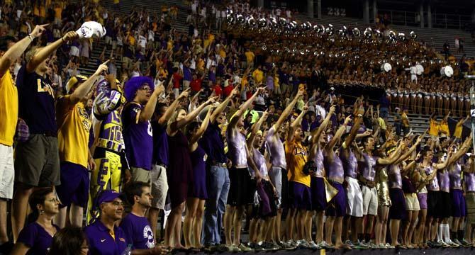 Football: LSU dominates Washington Huskies, 41-3