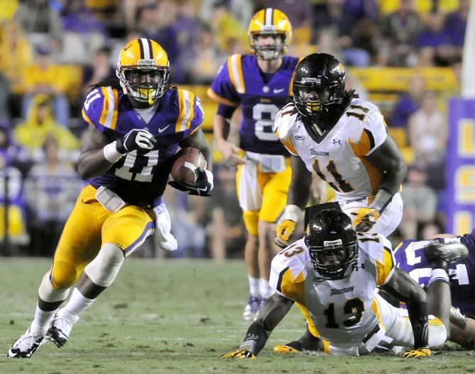 Sloppy LSU trudges past Towson, 38-22