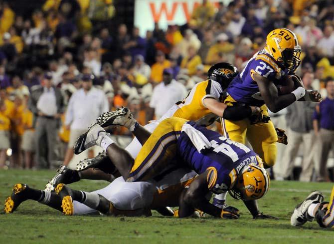 Sloppy LSU trudges past Towson, 38-22