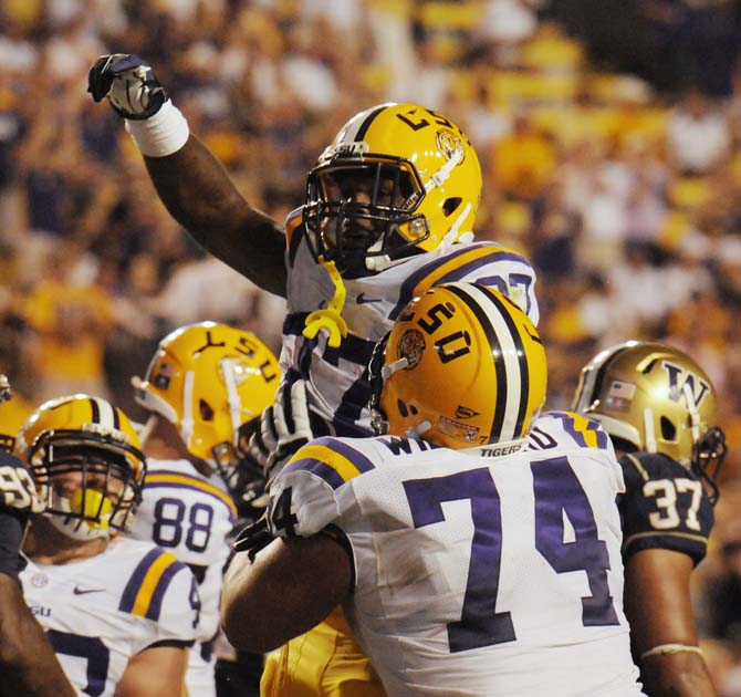 Football: LSU dominates Washington Huskies, 41-3