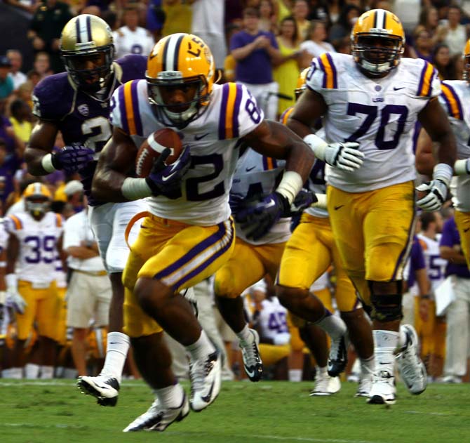 Football: LSU dominates Washington Huskies, 41-3