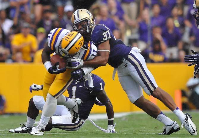 Football: LSU dominates Washington Huskies, 41-3