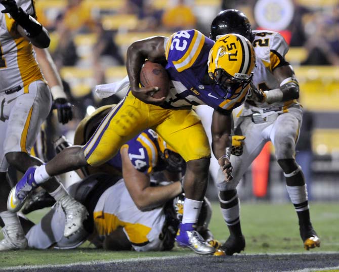 Sloppy LSU trudges past Towson, 38-22