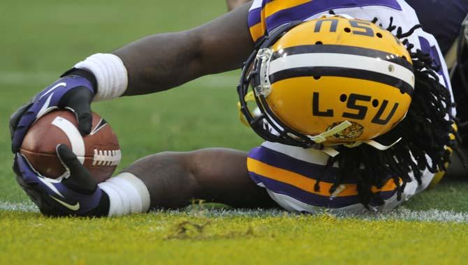 Football: LSU dominates Washington Huskies, 41-3