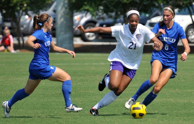 Junior forward and midfeilder Nina Anderson splits two Kentucky defenders during a game Sunday afternoon.
 