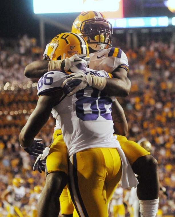 Football: LSU dominates Washington Huskies, 41-3