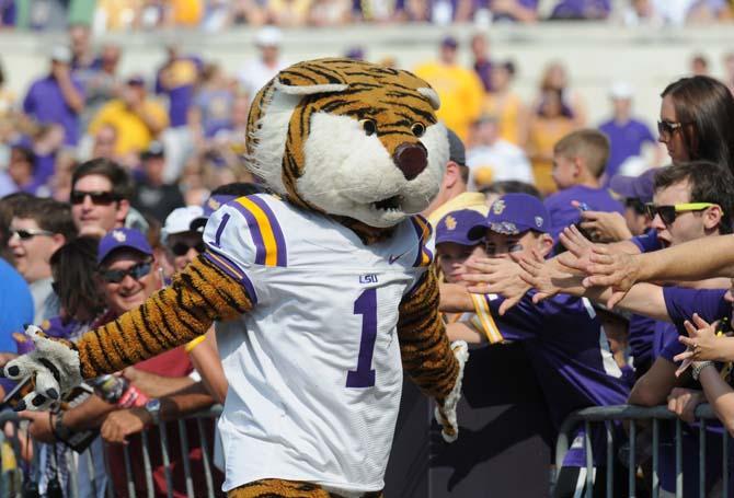 Football: LSU dominates Washington Huskies, 41-3