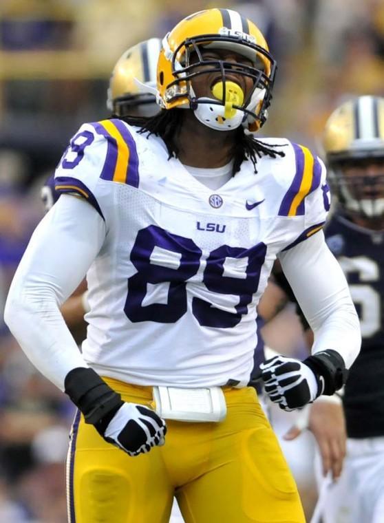 Football: LSU dominates Washington Huskies, 41-3