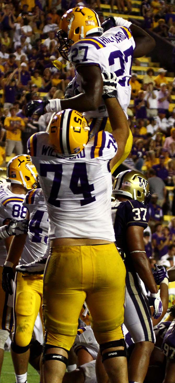 Football: LSU dominates Washington Huskies, 41-3