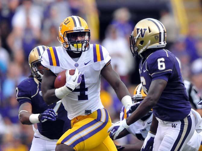 Football: LSU dominates Washington Huskies, 41-3