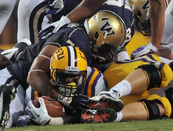 Football: LSU dominates Washington Huskies, 41-3