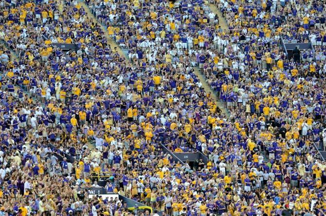 Football: LSU dominates Washington Huskies, 41-3