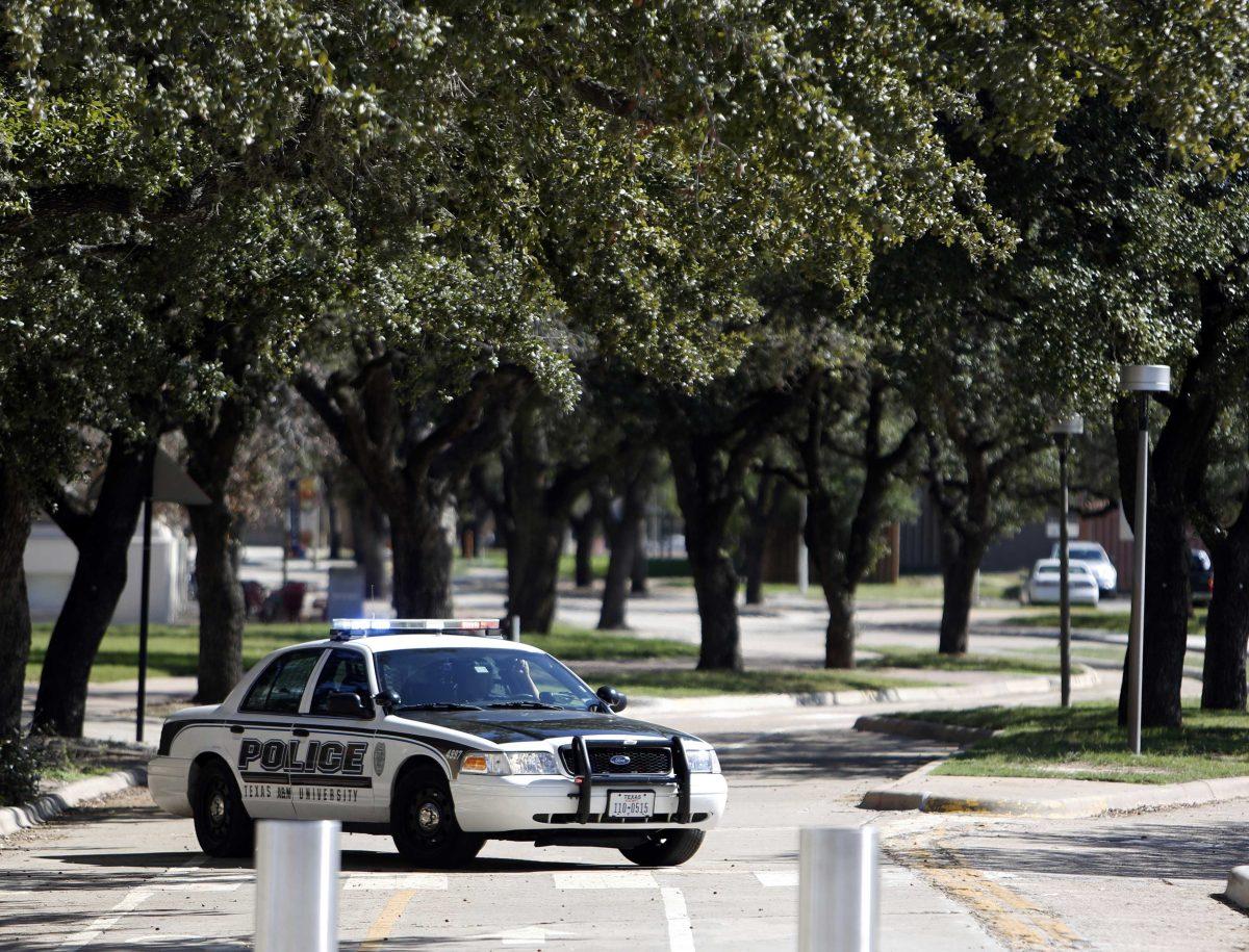 Texas A&amp;M police block access to the Texas A&amp;M campus while authorities investigate a bomb threat Friday, Oct. 19, 2012 in College Station, Texas. Texas A&amp;M University's campus shut down for about five hours Friday after an emailed bomb threat prompted an evacuation and building-by-building search. (AP Photo/Jon Eilts)