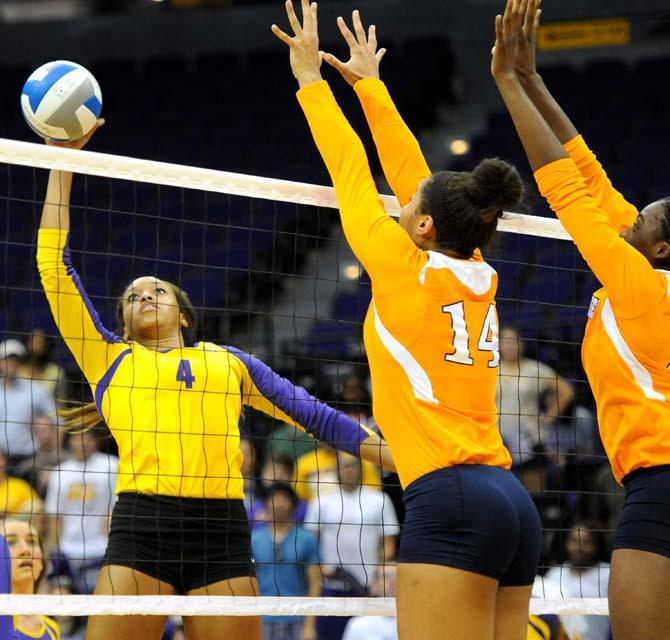 Volunteers come back to beat Tigers in five sets