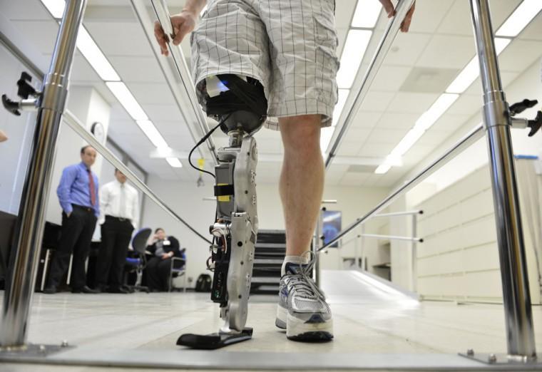 Man climbs Chicago skyscraper with bionic leg; leg held up &#8216;fantastically&#8217;