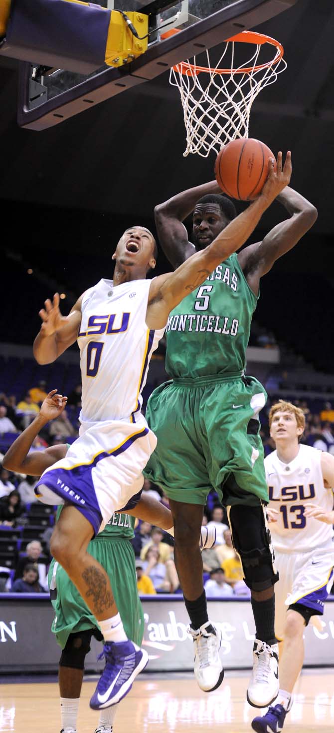 Men's basketball: Tigers tip season off against Gauchos