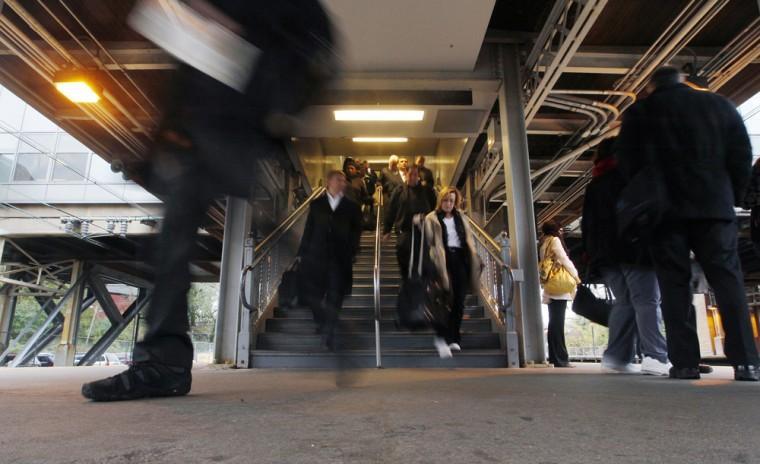 Post Sandy, manic Monday begins for commuters in New York