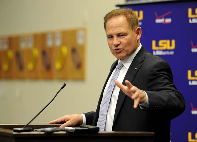 Miles, LSU agree to contract extension