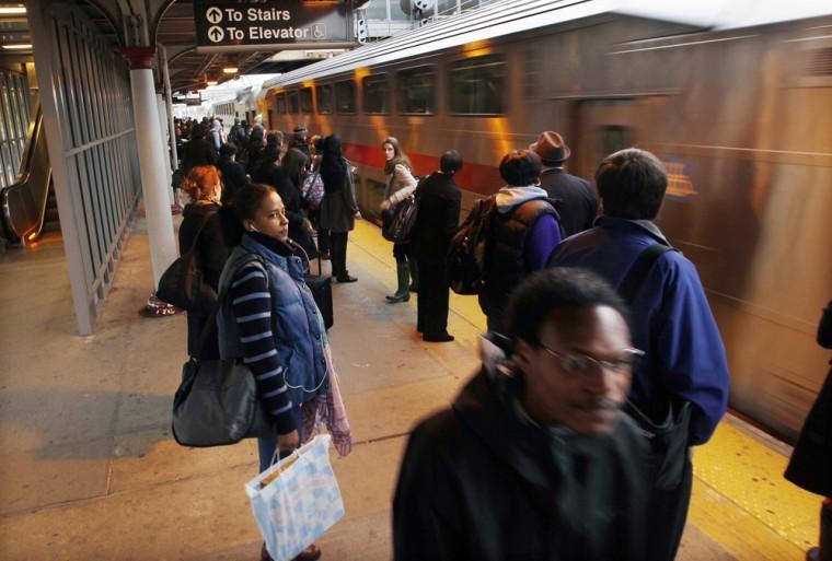 Post Sandy, manic Monday begins for commuters in New York