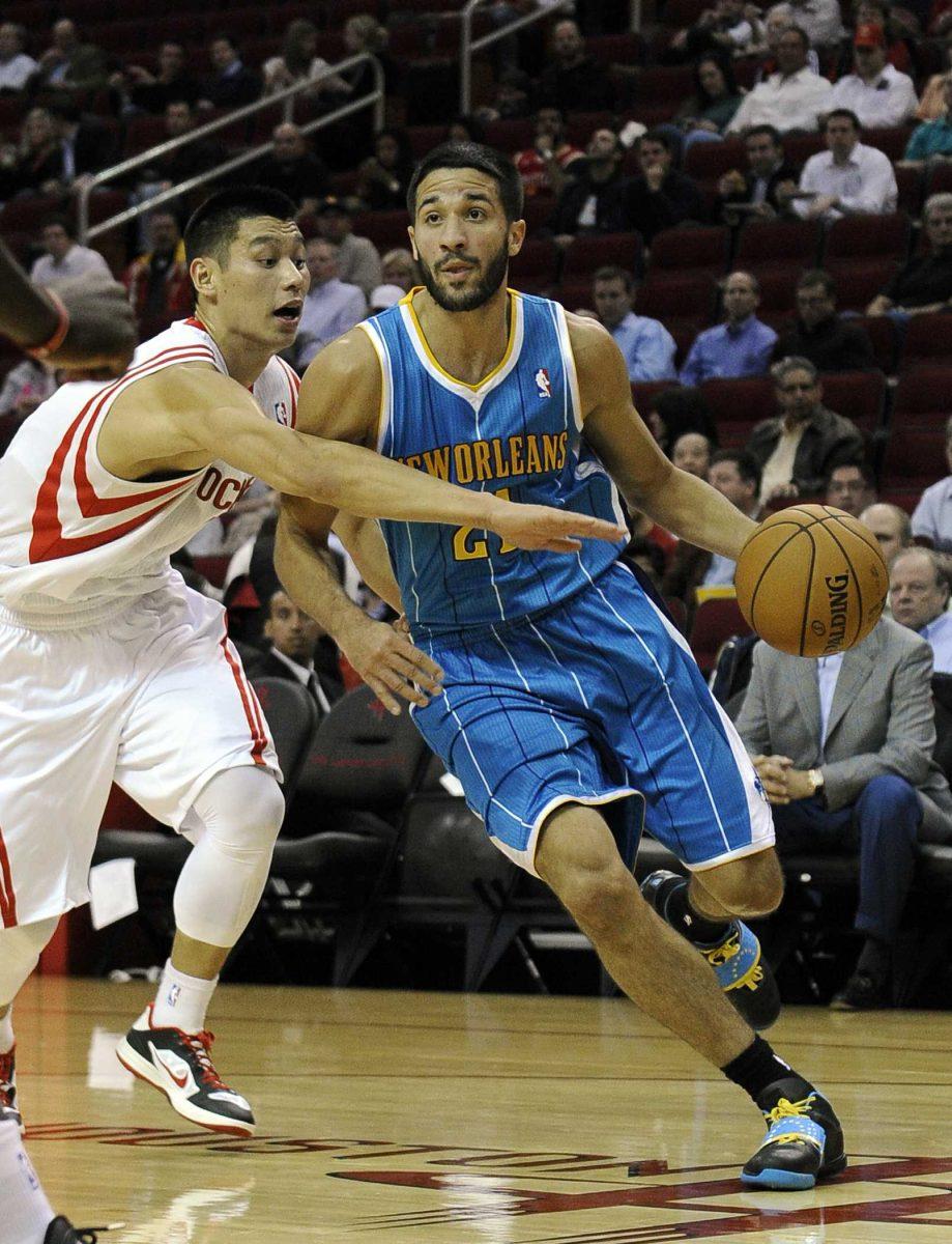 Houston Rockets' Jeremy Lin, left, reaches for New Orleans Hornets' Greivis Vasquez (21) in the first half of an NBA basketball game, Wednesday, Nov. 14, 2012, in Houston. (AP Photo/Pat Sullivan)