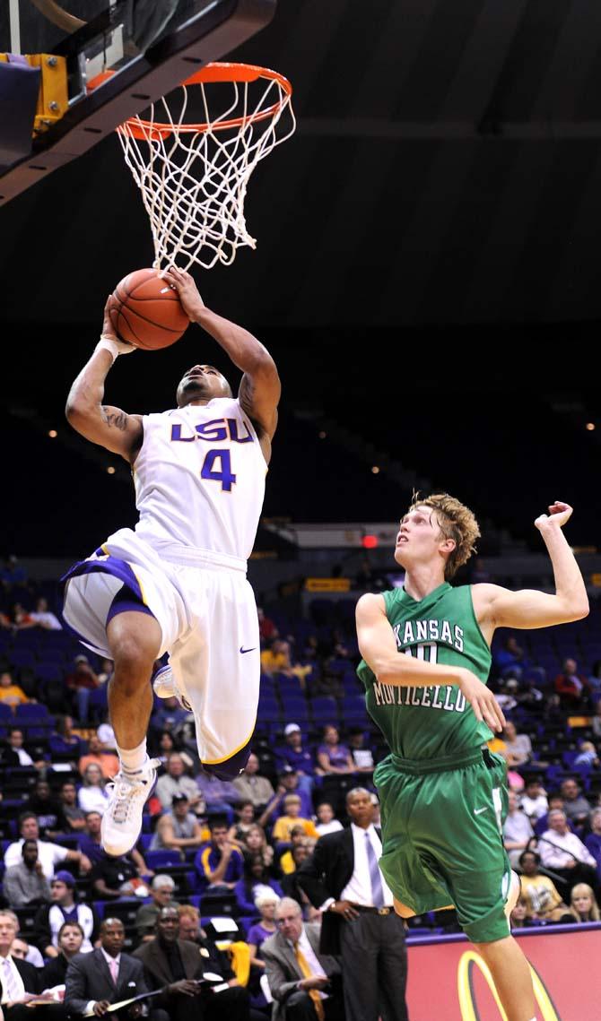 Men's basketball: Tigers tip season off against Gauchos