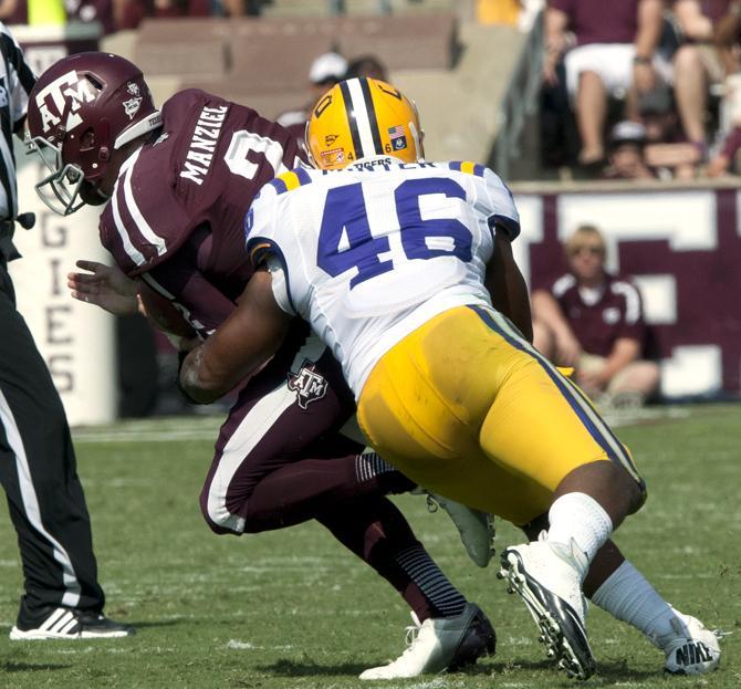 LSU junior linebacker Kevin Minter (46) sacks Texas A&amp;M freshman quarterback Johnny Manziel (2) on Saturday, Oct, 20, 2012 at Kyle Field in College Station, Texas.