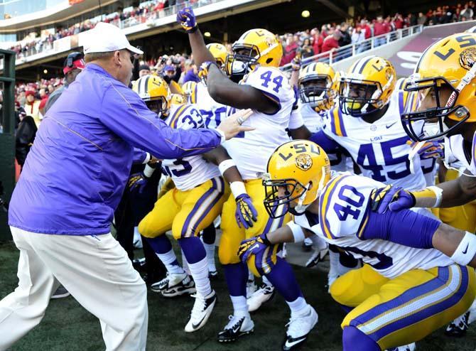 LSU head coach Les Miles pumps up his team before the game against Arkansas in Fayetteville on Novembre 23, 2012. The Tigers would hold off a late fourth-quarter drive to beat the Hogs 20-13.