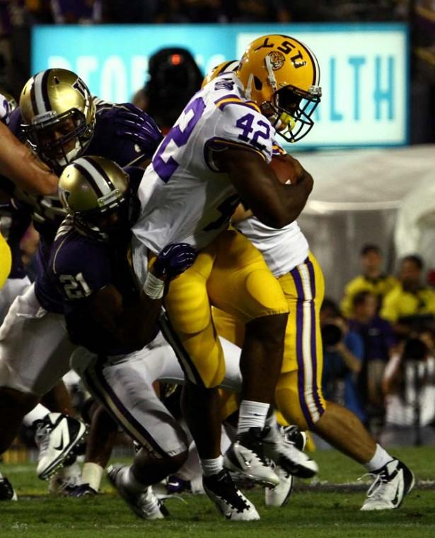 Football: LSU dominates Washington Huskies, 41-3