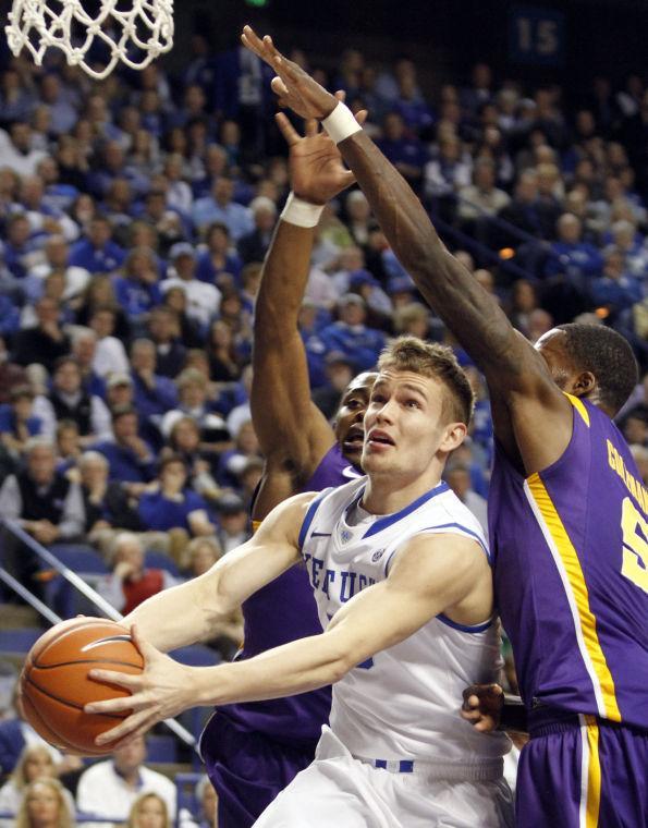 Kentucky's Jarrod Polson, center, shoots between LSU's Anthony Hickey, left, and Shavon Coleman, right, during the second half of an NCAA college basketball game at Rupp Arena in Lexington, Ky., Saturday, Jan. 26, 2013. Kentucky won 75-70. (AP Photo/James Crisp)
 