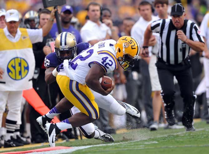 Football: LSU dominates Washington Huskies, 41-3