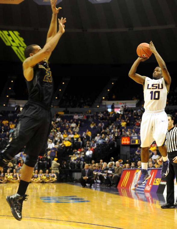 LSU junior guard Andre Stringer (10) goes for three during the Tigers' 73-70 victory against Mizzou Wednesday Jan. 30, 2013 in the PMAC.
 