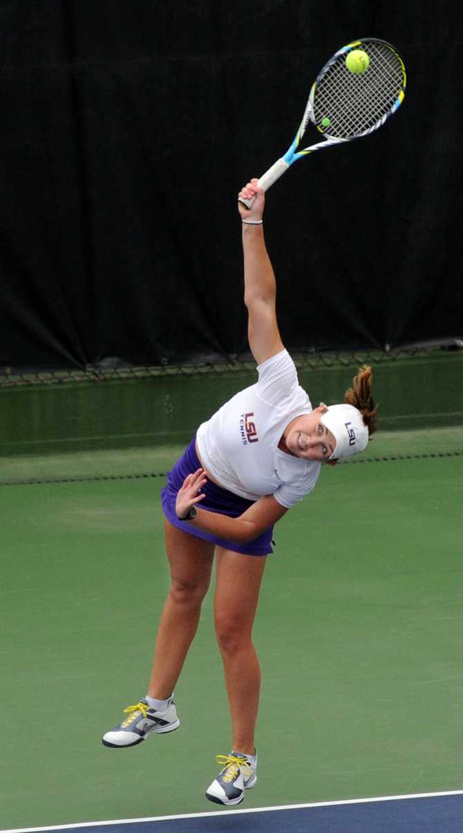 Women's tennis sweeps two in-state opponents