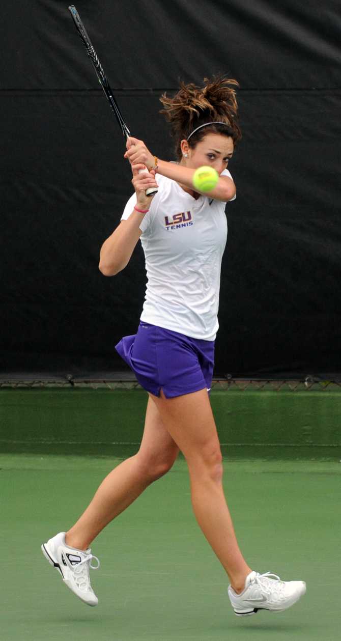 Women's tennis sweeps two in-state opponents