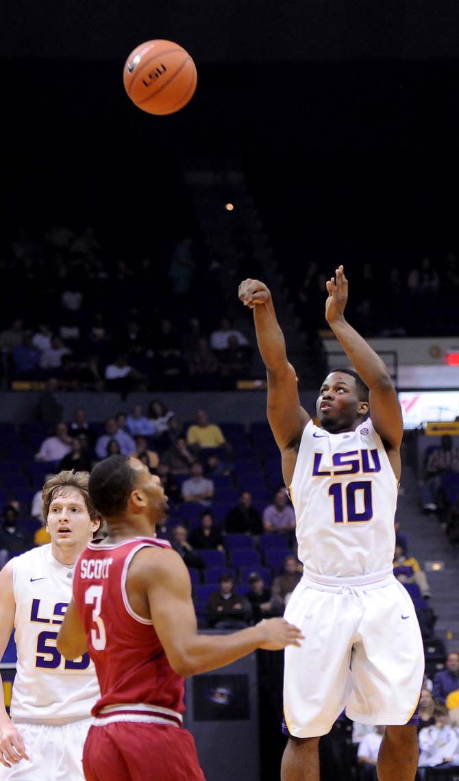 Men's Basketball: Tigers edge past Arkansas, 65-60